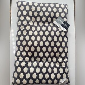 Cat bed dog crate or cushioned pet bed 17” x 29”. Gray white pattern